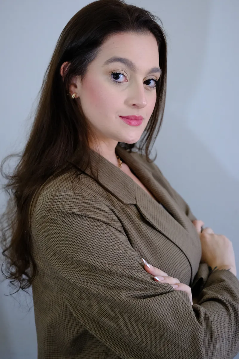 Dra. Laura Anália Lima - Advogada especializada em defesa empresarial trabalhista